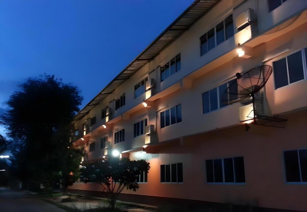 布萨拉坎广场酒店 尖竹汶 外观 照片